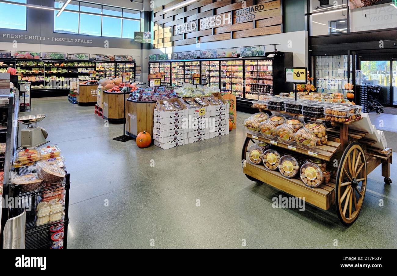 L'entrée avec présentoirs de produits frais et de pain, dans une épicerie moderne. Banque D'Images