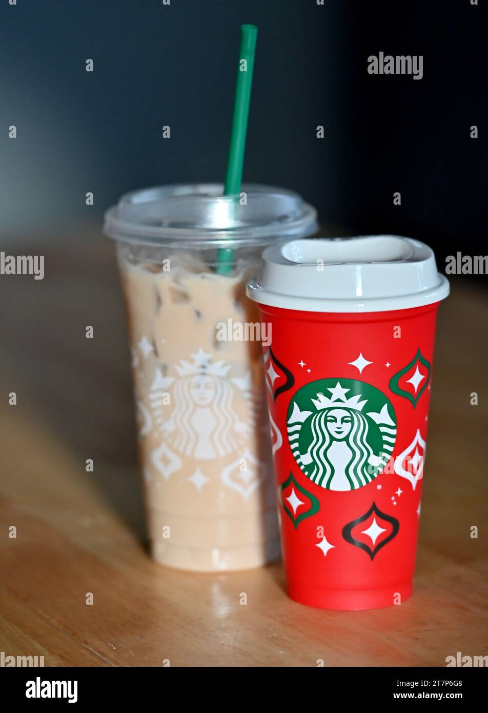 Wilkes barre, États-Unis. 16 novembre 2023. Gobelet rouge Starbucks et gobelet en plastique visibles sur le présentoir. Le 16 novembre est le jour du cadeau de la coupe Rouge Starbucks. Tout client achetant une boisson peut obtenir une tasse en plastique sur le thème des vacances gratuite. De nombreux employés de Starbucks ont choisi de sortir pour protester contre l'entreprise. (Photo Aimee Dilger/SOPA Images/Sipa USA) crédit : SIPA USA/Alamy Live News Banque D'Images