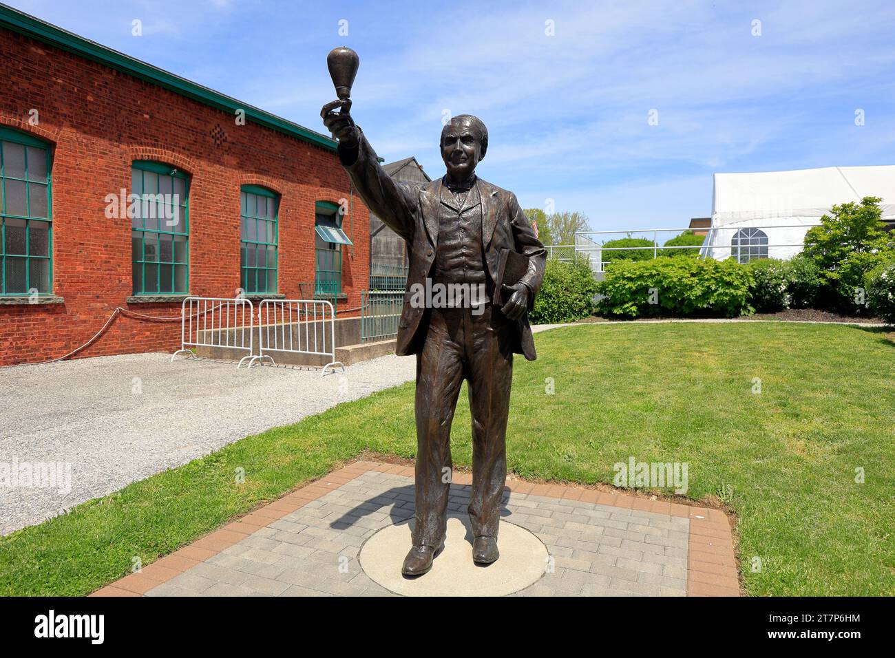 Statue en bronze de Thomas Edison tenant une ampoule au parc historique national Thomas Edison, West Orange, New Jersey. Banque D'Images
