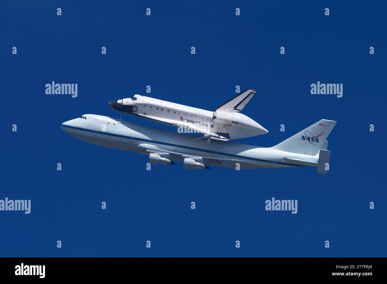 La navette spatiale Endeavour de la NASA est montrée au sommet d'un avion porte-navette, pour la dernière fois, survolant le Jet propulsion Laboratory. Banque D'Images