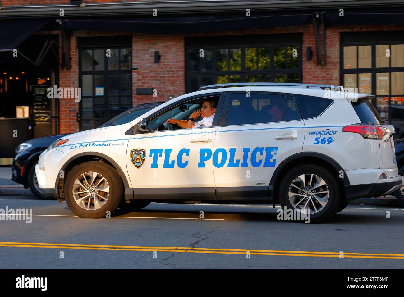 Une voiture de police NYC taxi & Limousine Commission en patrouille à New York. La police de TLC effectue des inspections et des contrôles sur les taxis et les voitures de location. Banque D'Images