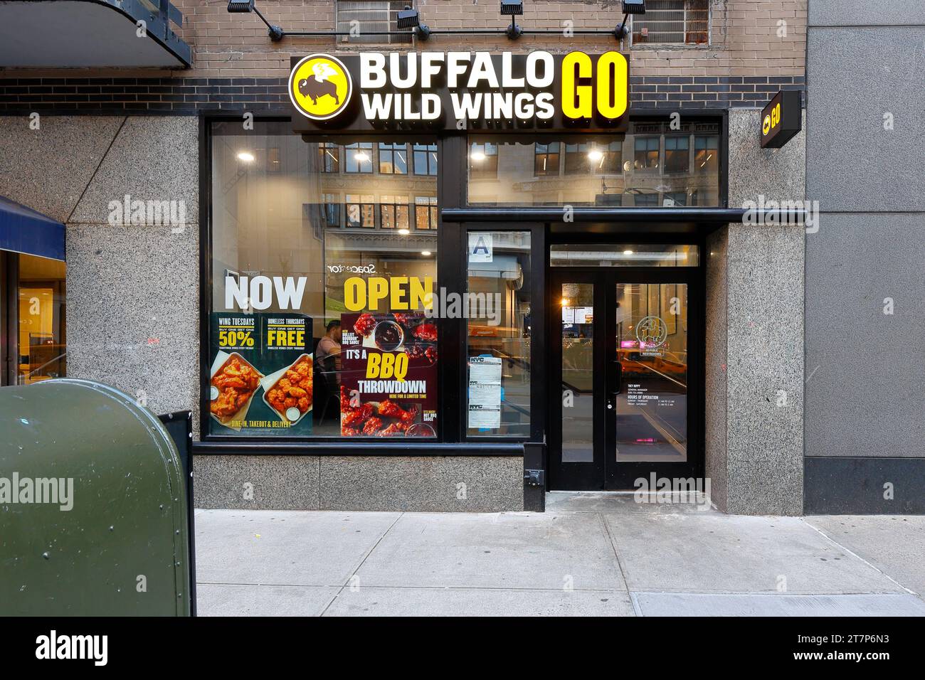 Buffalo Wild Wings GO, 455 Park Ave S, New York, NYC photo de la vitrine d'un restaurant d'ailes de poulet décontracté rapide dans Midtown Manhattan. Banque D'Images