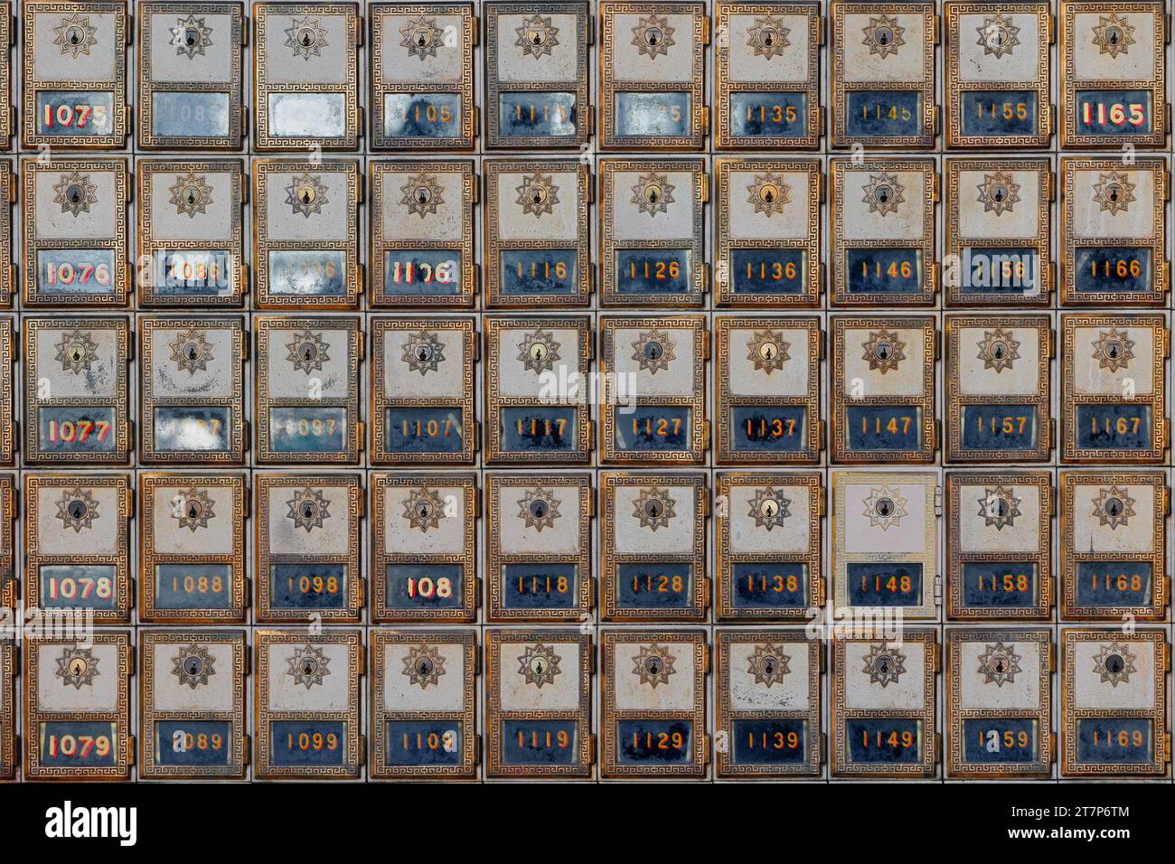 Boîtes aux lettres de location de bureau de poste AMÉRICAIN, boîtes aux lettres en laiton vintage à clé dans un bureau de poste général usps. Banque D'Images