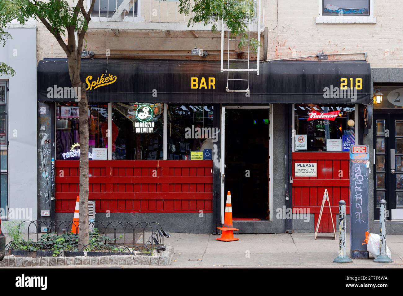 Spike's bar, 218 Avenue A, New York, NYC photo d'un bar dans le quartier East Village de Manhattan. Banque D'Images