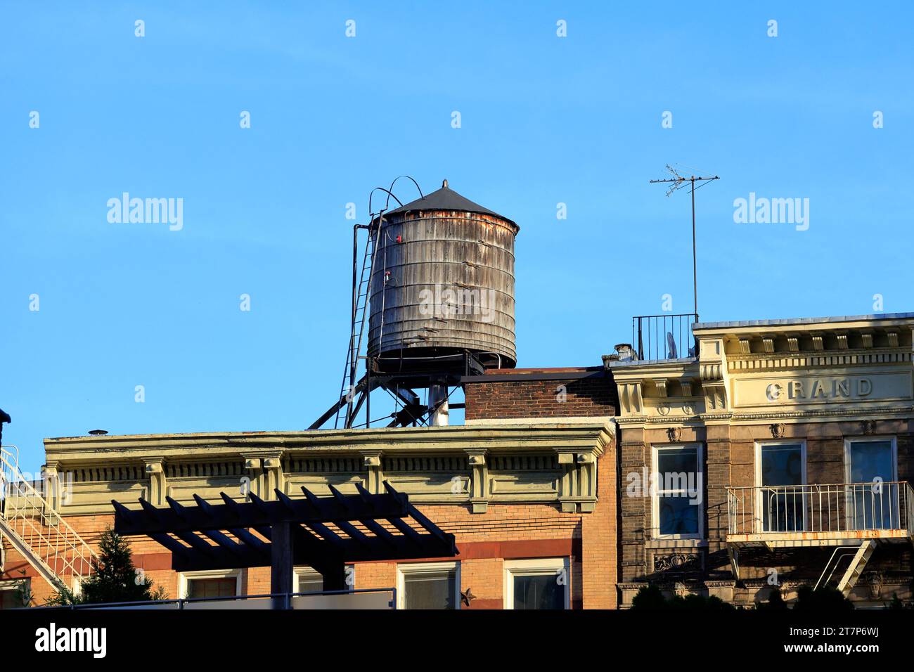 Un réservoir d'eau en bois Rosenwach solitaire sur le toit d'un immeuble dans le quartier de SoHo à Manhattan, à New York. Banque D'Images