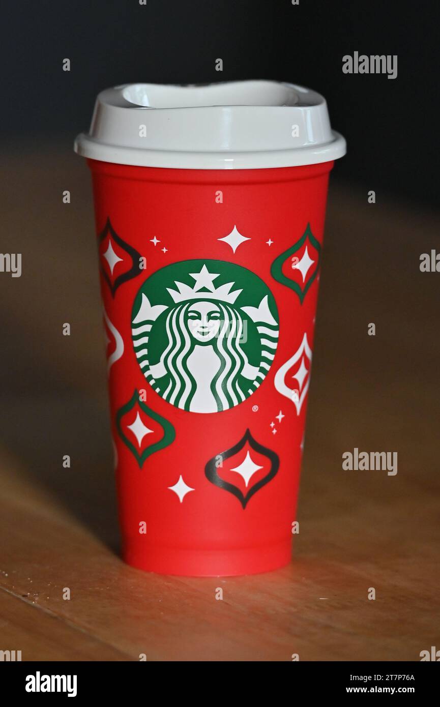 Wilkes-barre, Pennsylvanie, États-Unis. 16 novembre 2023. Un gobelet rouge Starbucks est visible sur l'étalage. Le 16 novembre est le jour du cadeau de la coupe Rouge Starbucks. Tout client achetant une boisson peut obtenir une tasse en plastique sur le thème des vacances gratuite. De nombreux employés de Starbucks ont choisi de sortir pour protester contre l'entreprise. (Image de crédit : © Aimee Dilger/SOPA Images via ZUMA Press Wire) USAGE ÉDITORIAL SEULEMENT! Non destiné à UN USAGE commercial ! Banque D'Images