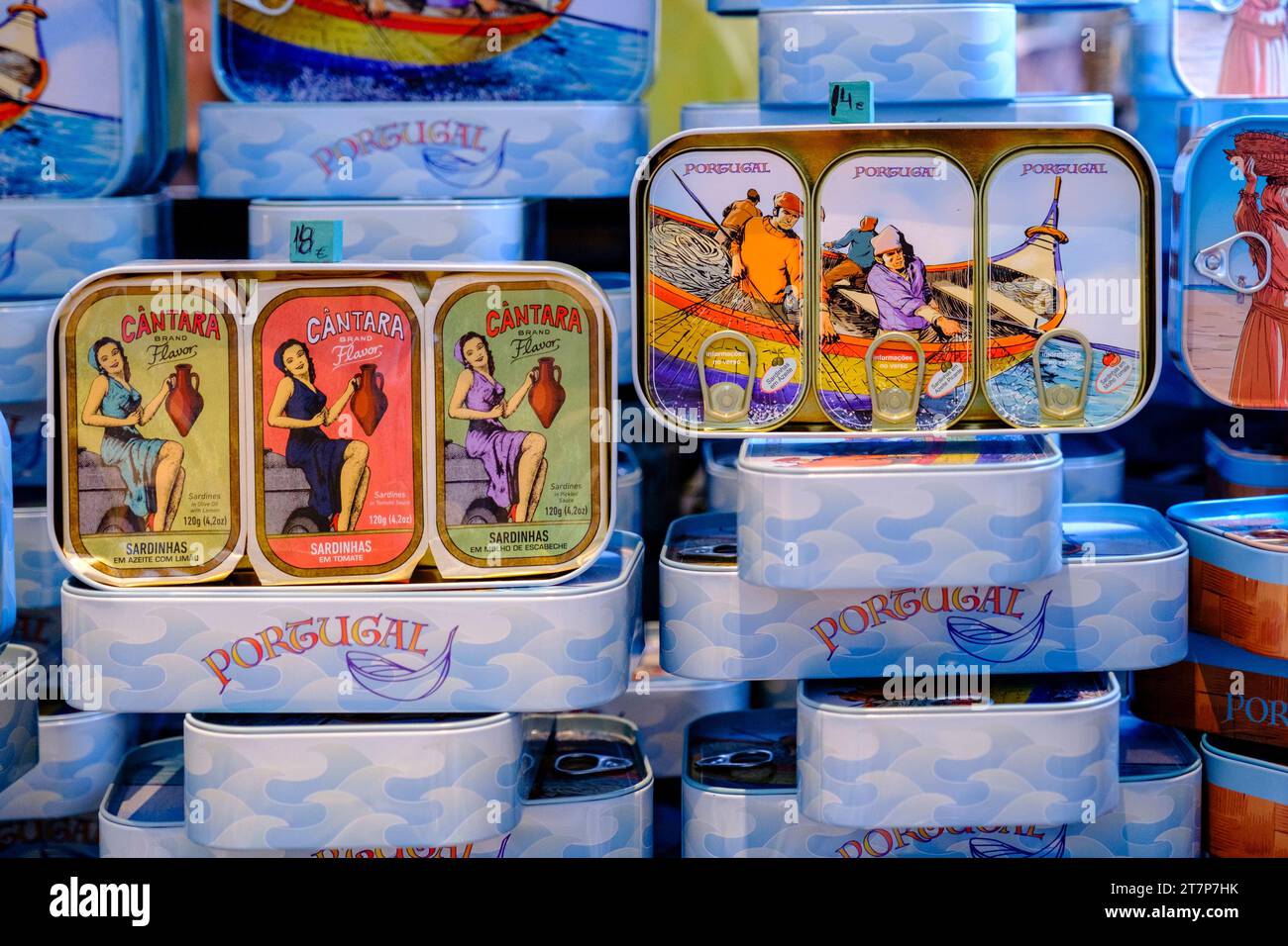 Canettes de sardines portugaises vintage fantaisie, souvenirs, marché Bolhao, Porto, Portugal Banque D'Images