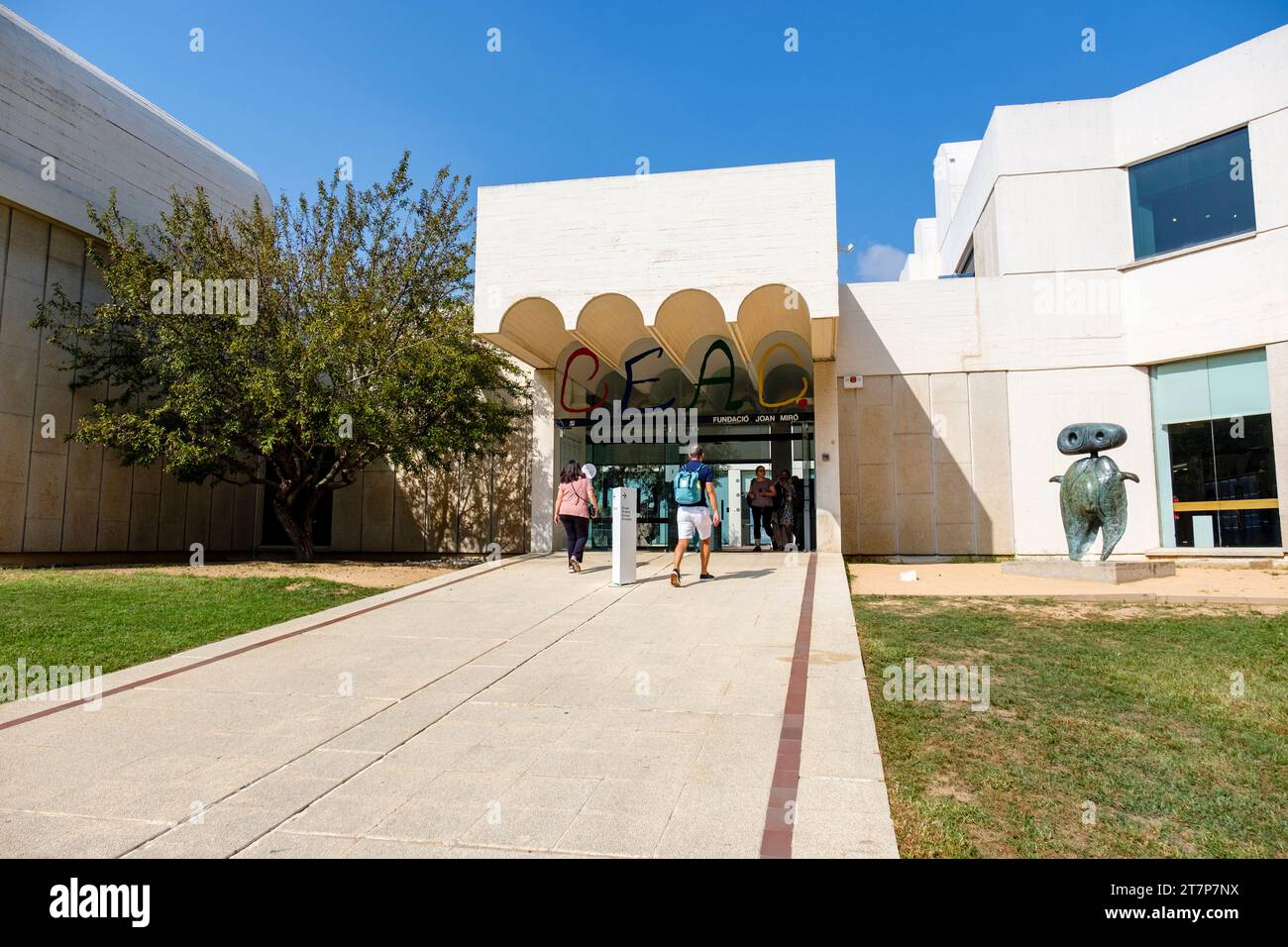 Visiteurs au musée d'art, marchant devant Fundació Joan Miró, Fondation Joan Miro, entrée, Montjuïc, Barcelone, Catalogne, Espagne Banque D'Images