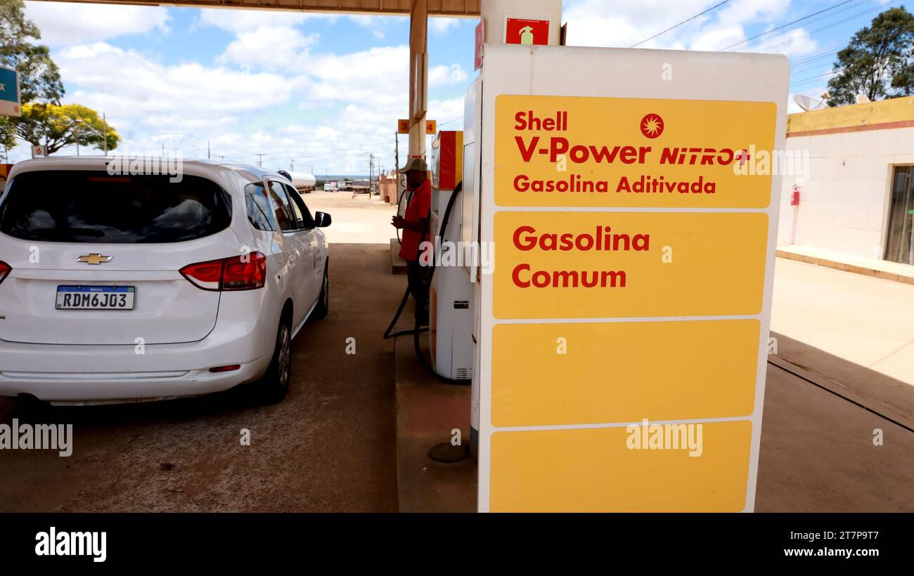porto seguro, bahia, brésil - 20 octobre 2023 : le préposé à la station-service fait le plein d'essence et de véhicule dans une station-service Banque D'Images