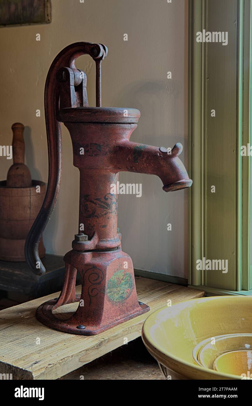 Une image de la pompe à eau de cuisine dans une maison originale de style colonial primitif, construite avant la révolution américaine. Banque D'Images