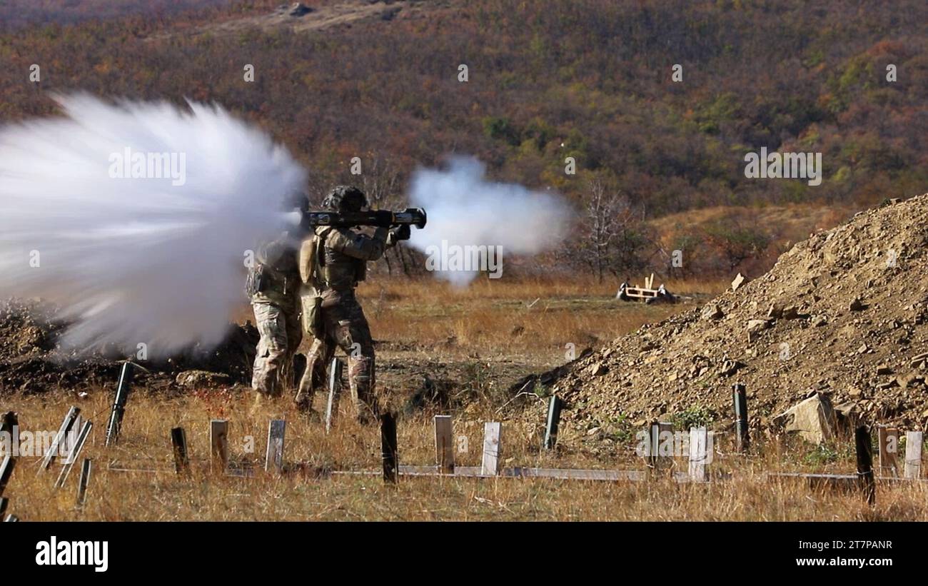 Un fantassin affecté au 1e bataillon, 6e régiment d'infanterie, 2e brigade blindée équipe de combat, 1e division blindée tire un AT4 sur une cible ennemie au cours d'un exercice combiné de tir réel dans la zone d'entraînement de Novo Selo, en Bulgarie, le 16 novembre 2023. L'AT4 est destiné à donner aux unités d'infanterie un moyen de détruire ou de désactiver les véhicules blindés de combat et les fortifications. (Photo du CPS de l'armée américaine Trevares Johnson) Banque D'Images