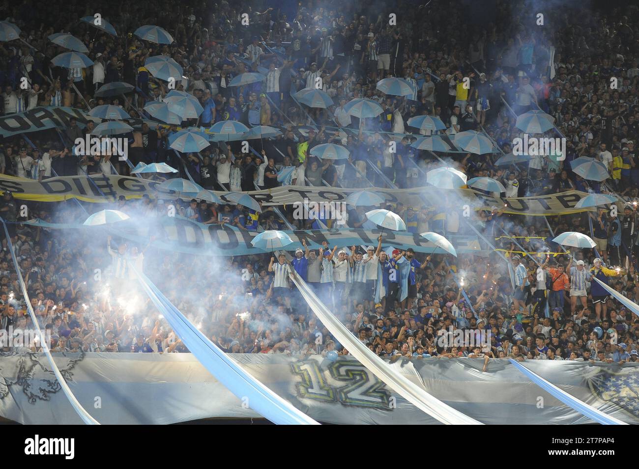 Buenos Aires, Argentine ; 16 novembre 2023. Les supporters argentins arrivent au stade « Bombonera » pour assister au match entre l'Argentine et l'Uruguay pour les qualifications de Conmebol pour la coupe du monde de la FIFA 2026 Banque D'Images