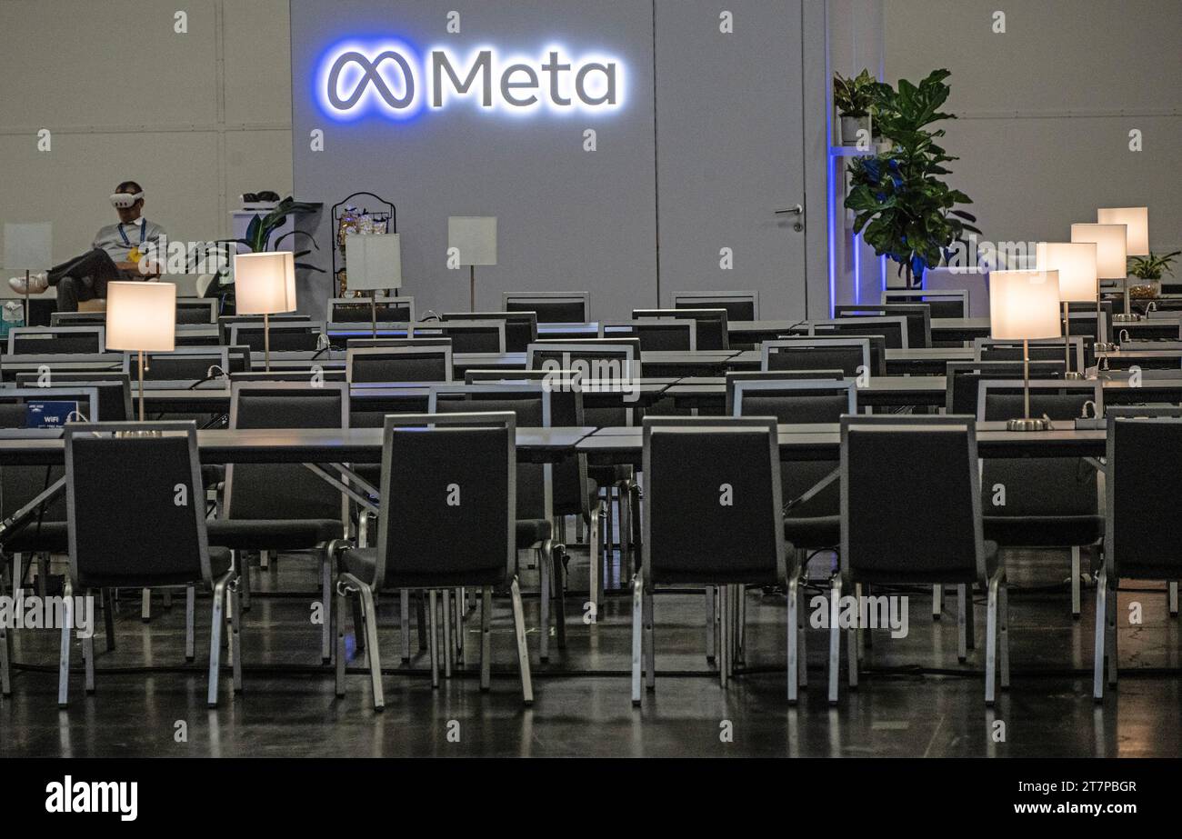 San Francisco, États-Unis. 16 novembre 2023. Un espace de travail est dédié à Meta dans l'Internation Media Center du Moscone Center à San Francisco le jeudi 16 novembre 2023. Des manifestations ont éclaté dans toute la ville pour le sommet de la coopération économique Asie-Pacifique (APEC) où le président Joe Biden a pris la parole. Photo de Terry Schmitt/UPI crédit : UPI/Alamy Live News Banque D'Images