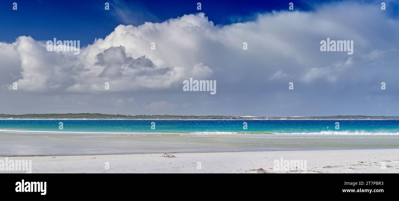 Nuages de tempête au-dessus de la plage verte de l'océan à Bremer Bay, Australie occidentale, Australie Banque D'Images