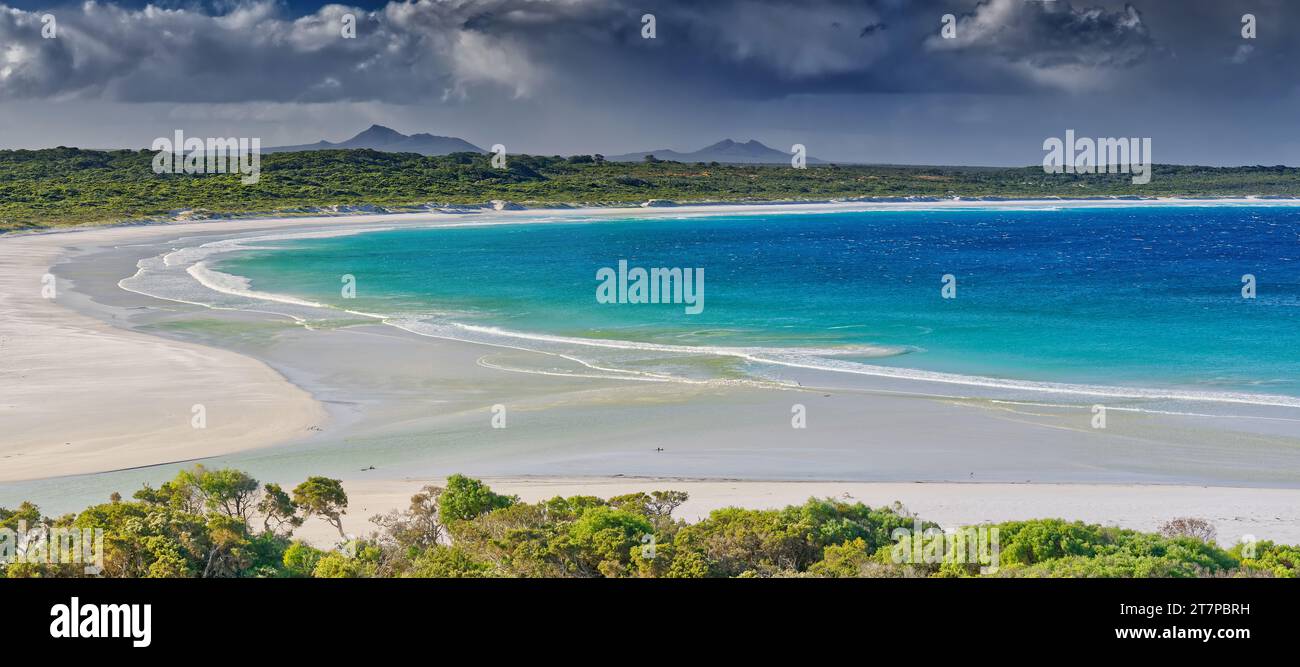 Nuages de tempête au-dessus de la plage verte de l'océan avec la chaîne du mont Barren en arrière-plan à Bremer Bay, Australie occidentale, Australie Banque D'Images