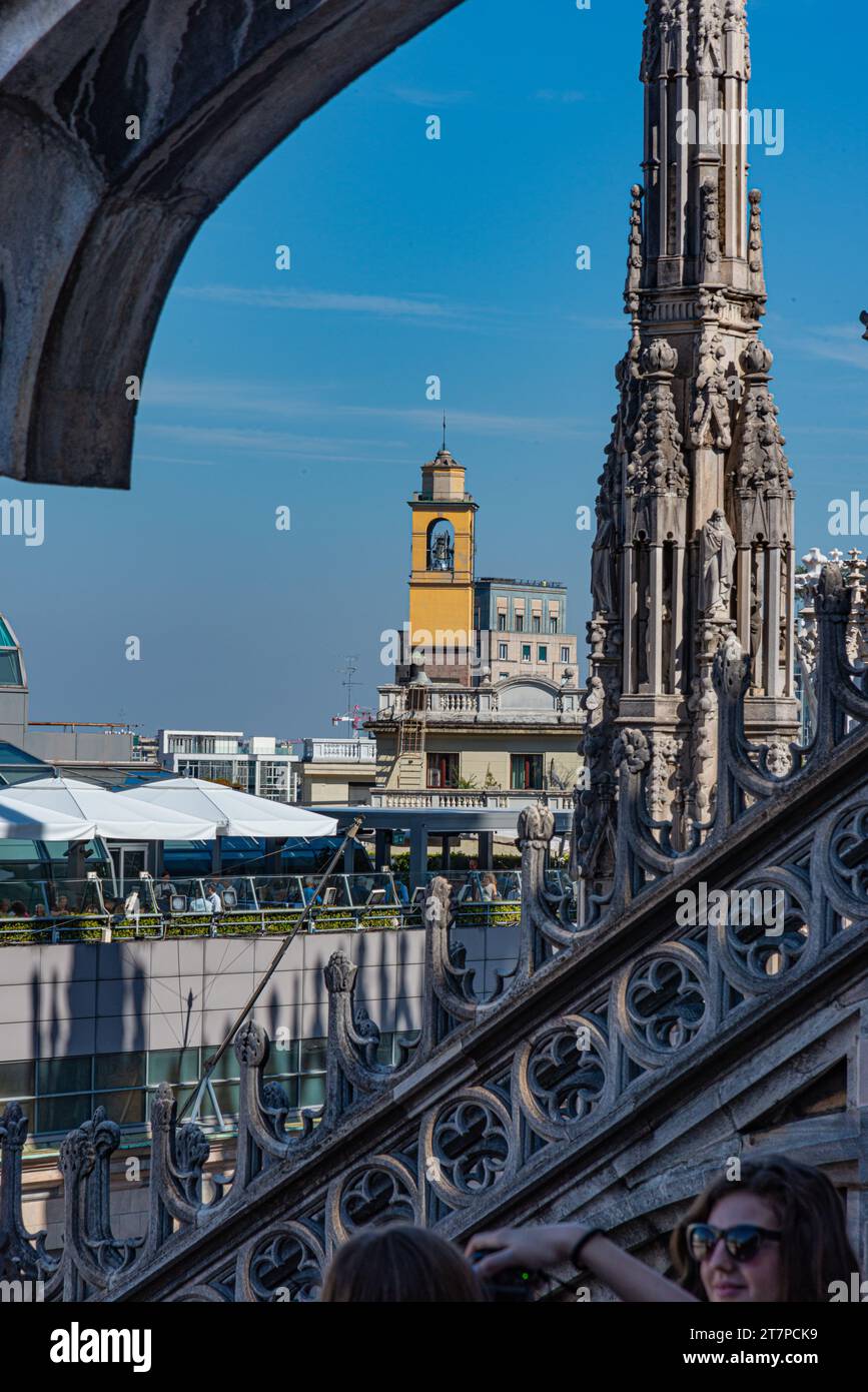Clocher d'église lointain vu du haut du Duomo di Milano Banque D'Images