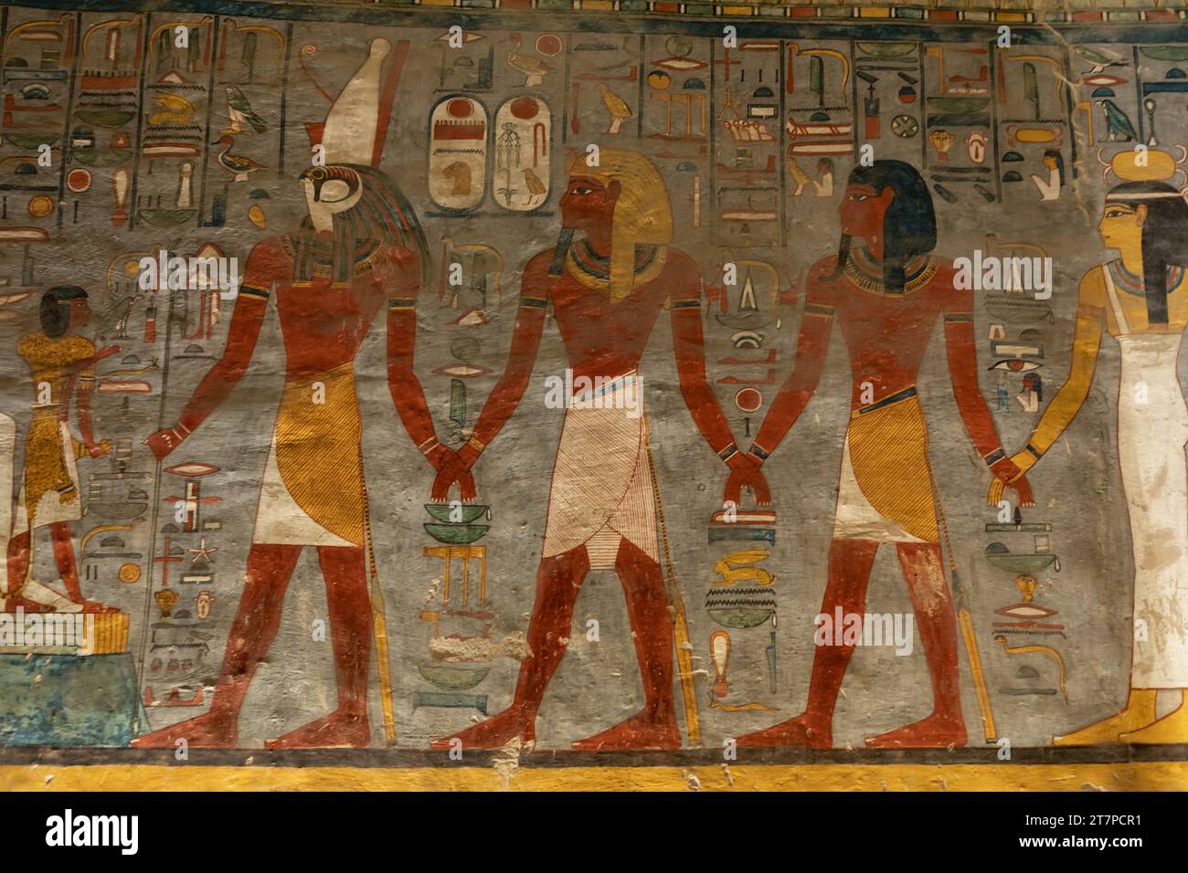 Trésor archéologique, hiéroglyphes intérieurs ornés et colorés dans la célèbre tombe souterraine de la Vallée des Rois Banque D'Images