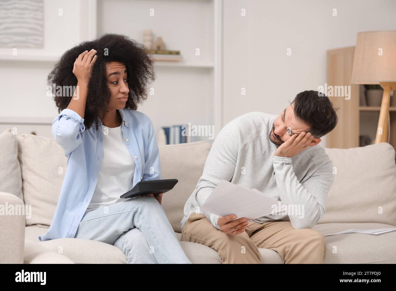 Couple confus avec les notifications de dette et calculateur de budget de planification à la maison. Problème financier Banque D'Images