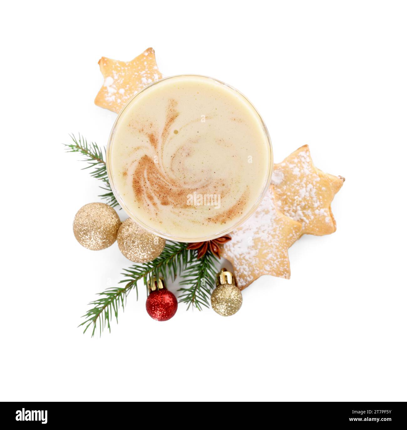 Verre de délicieux lait de poule avec des épices, des biscuits et un décor de Noël isolé sur blanc, vue de dessus Banque D'Images