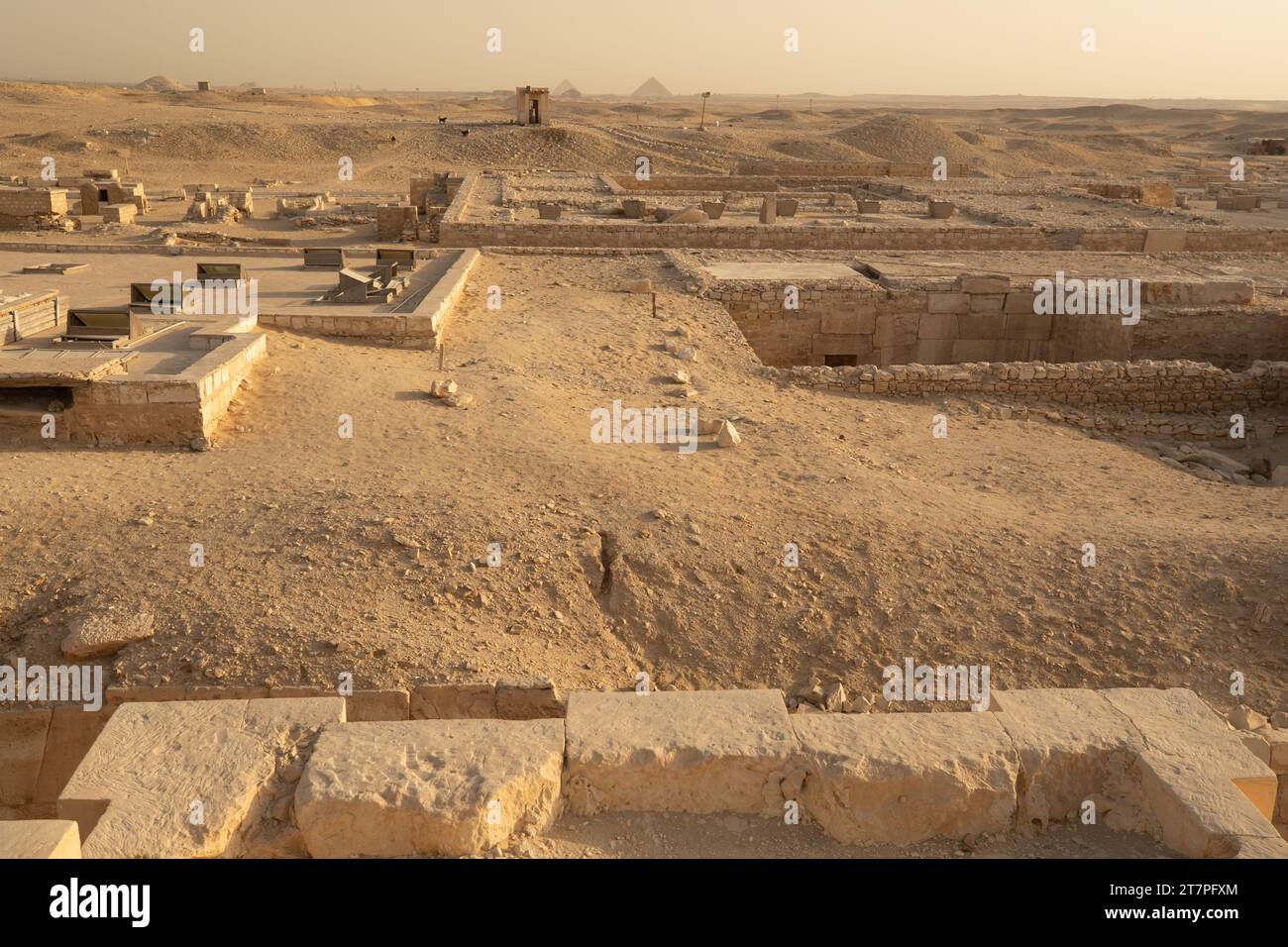 Ruines de l'ancien complexe funéraire de Saqqara qui est un Trésor archéologique et une destination touristique dans le désert égyptien Banque D'Images