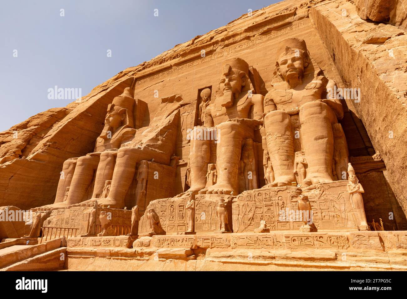 Statues géantes en grès à l'extérieur du temple Abu Simbel ancien site du patrimoine historique de l'UNESCO construit par le roi Ramsès II Banque D'Images