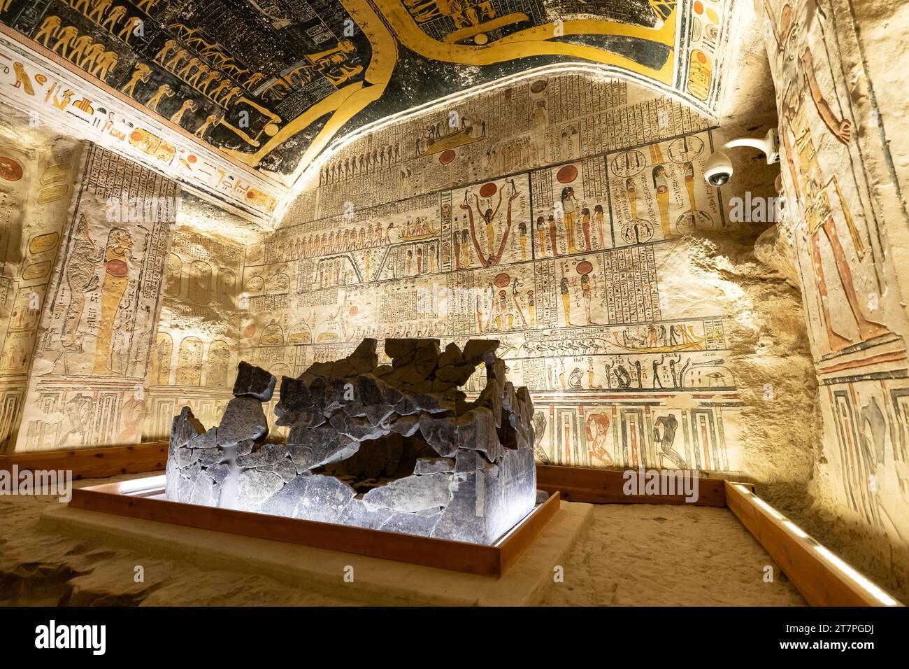Trésor archéologique, sarcophage écroulé et hiéroglyphes intérieurs colorés dans la célèbre tombe souterraine de la Vallée des Rois Banque D'Images