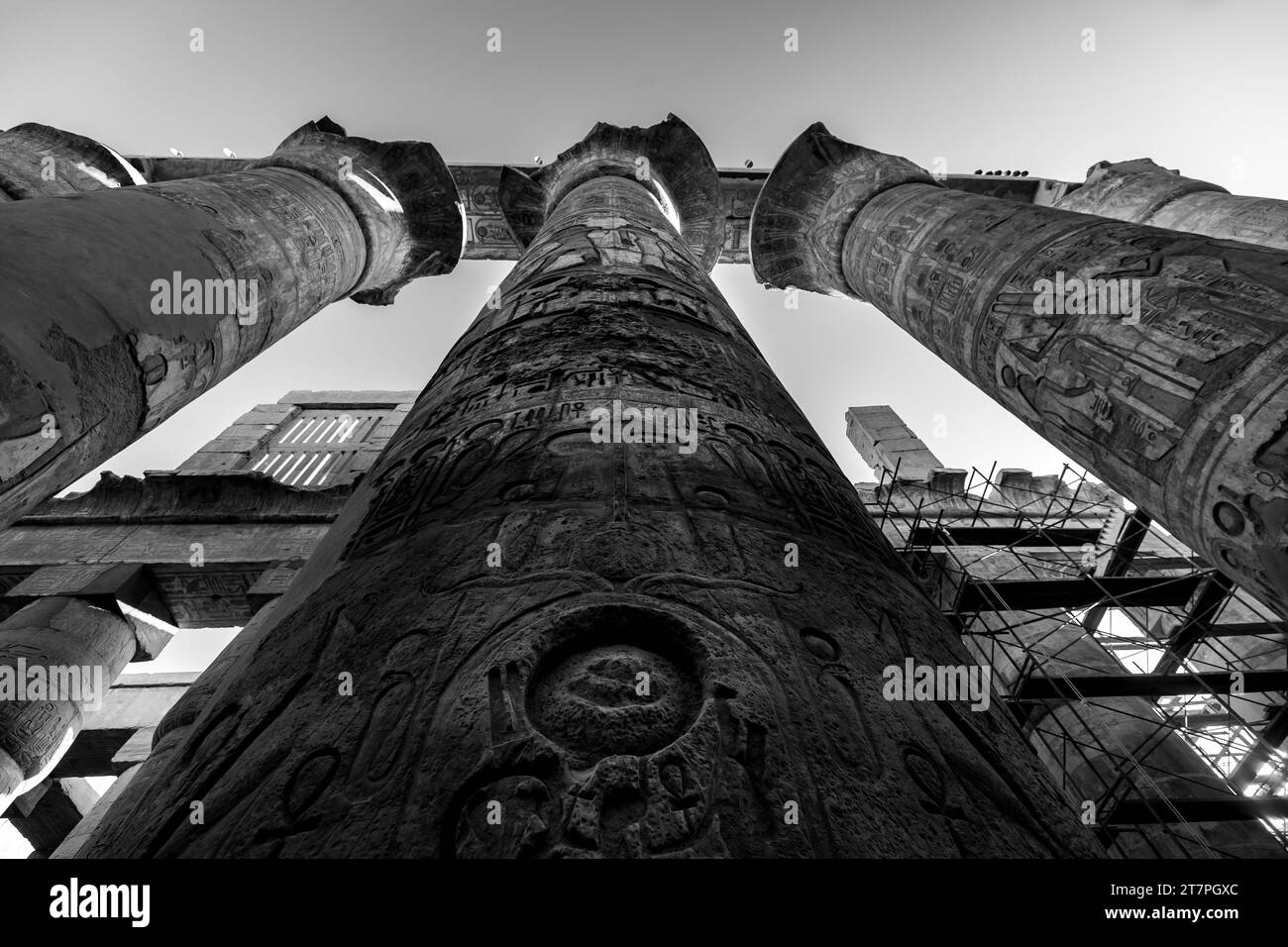 Reliefs hiéroglyphiques sur les colonnes géantes des ruines antiques du complexe du temple de Karnak dans la ville désertique égyptienne de Louxor Banque D'Images