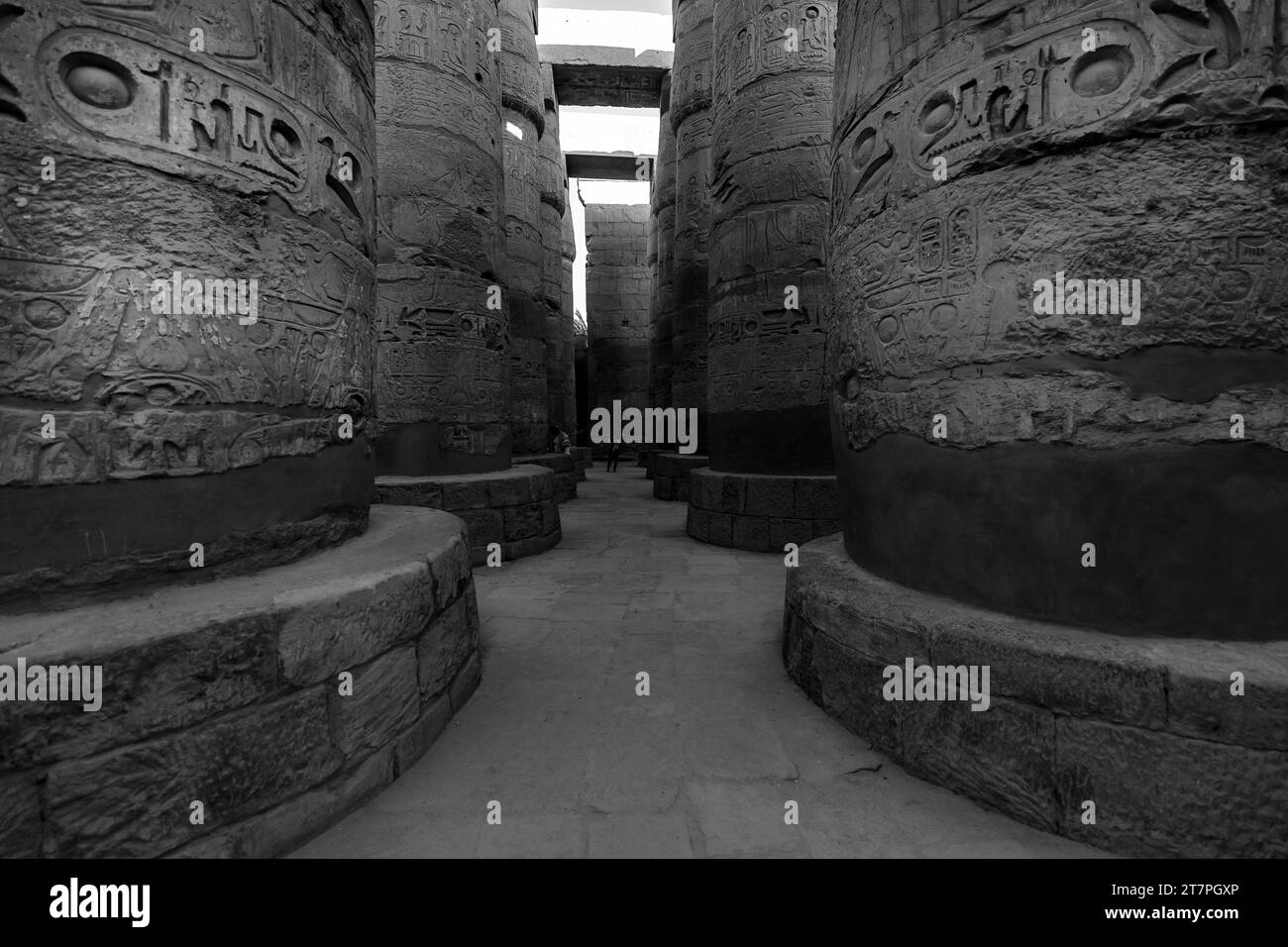 Reliefs hiéroglyphiques sur les colonnes géantes des ruines antiques du complexe du temple de Karnak dans la ville désertique égyptienne de Louxor Banque D'Images