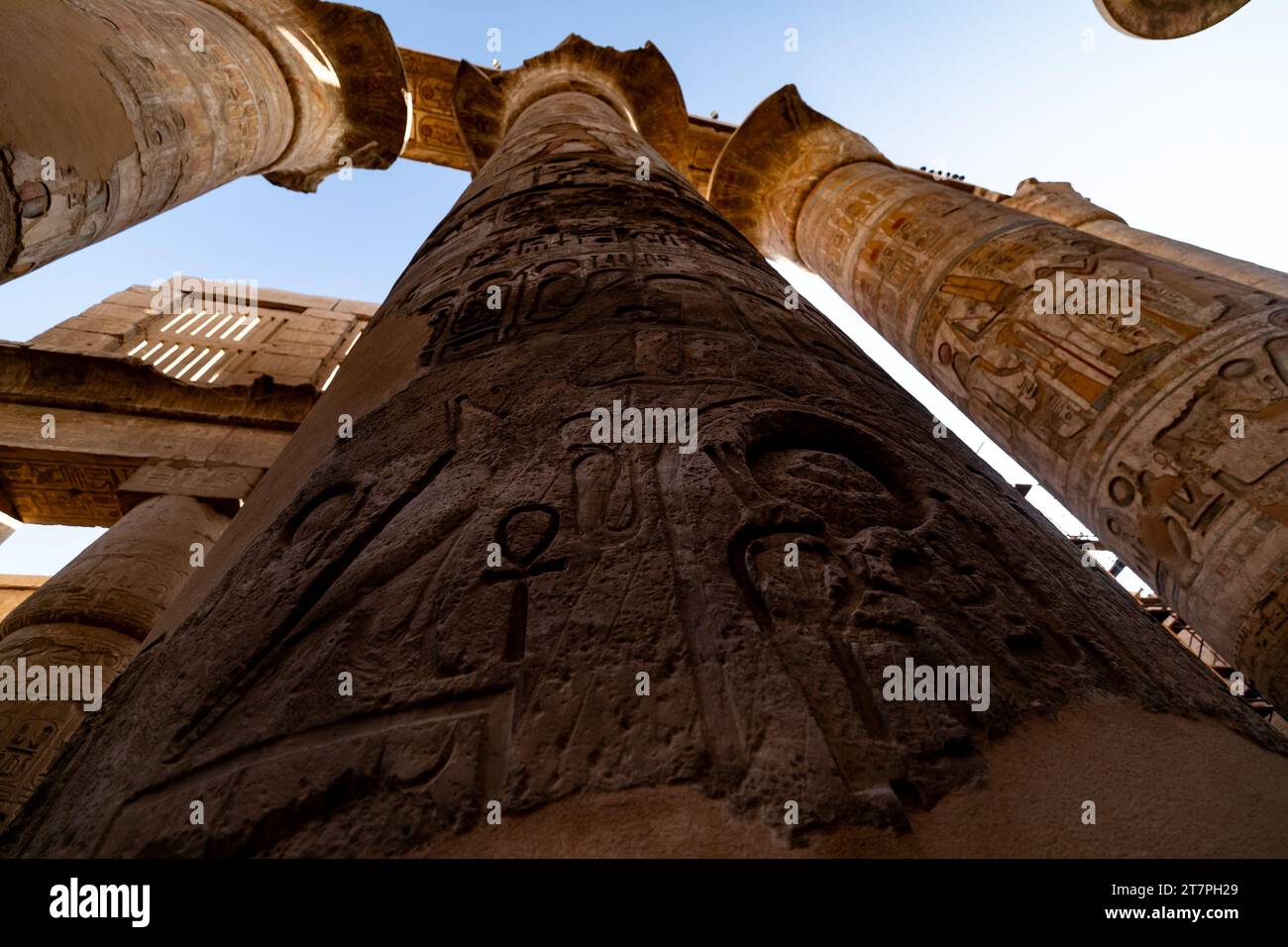 Reliefs hiéroglyphiques sur les colonnes géantes des ruines antiques du complexe du temple de Karnak dans la ville désertique égyptienne de Louxor Banque D'Images
