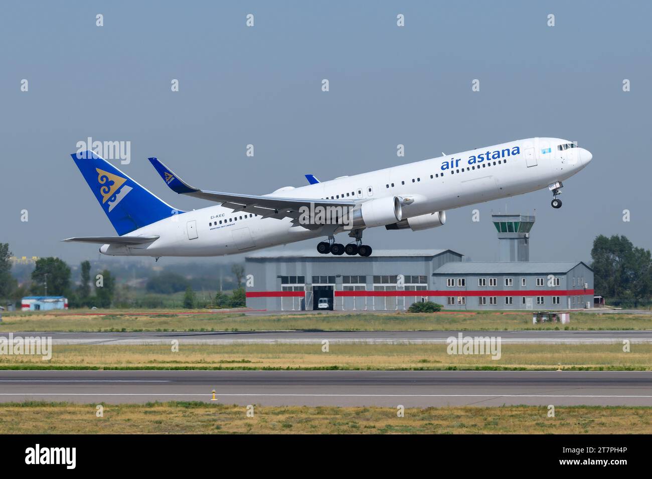Boeing 767 d'Air Astana au départ de l'aéroport d'Almaty. Avion 767 de la compagnie AirAstana pendant le décollage. Avion B767 d'Air Astana. Banque D'Images