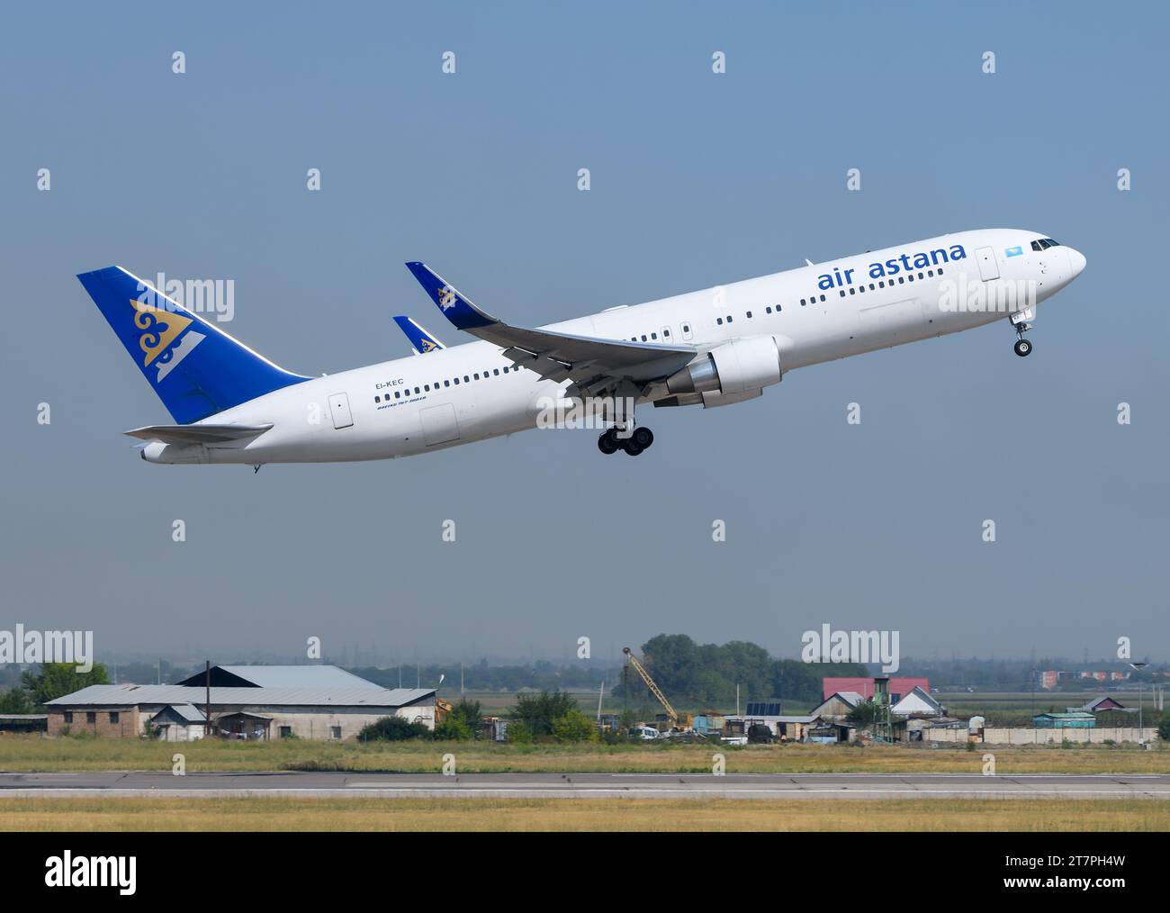 Boeing 767 d'Air Astana au départ de l'aéroport d'Almaty. Avion 767 de la compagnie AirAstana pendant le décollage. Avion B767 d'Air Astana. Banque D'Images