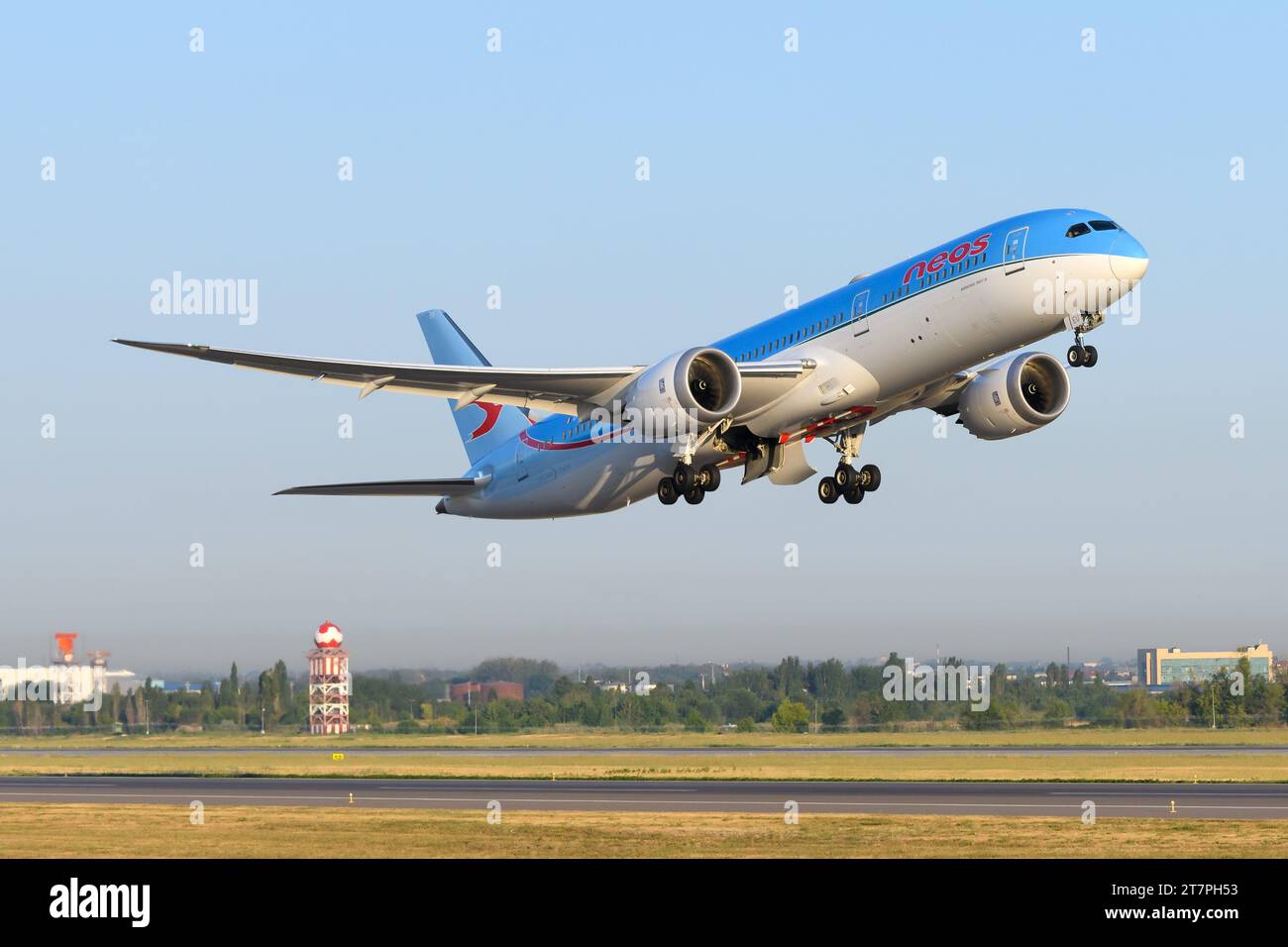 Avion Boeing 787 Dreamliner de Neos Airline volant. Avion italien Neos Airlines Boeing 787-9 décollant. Avion Neos B787. Banque D'Images