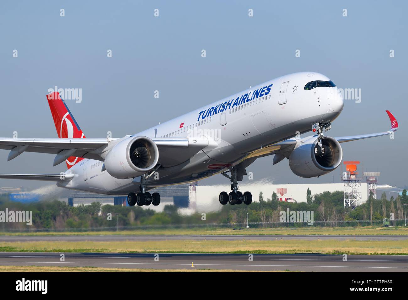 Un Airbus A350-900 de Turkish Airlines décolle. Avion A350-900XWB de Turkish Airlines au départ. Avion A350 volant. Banque D'Images