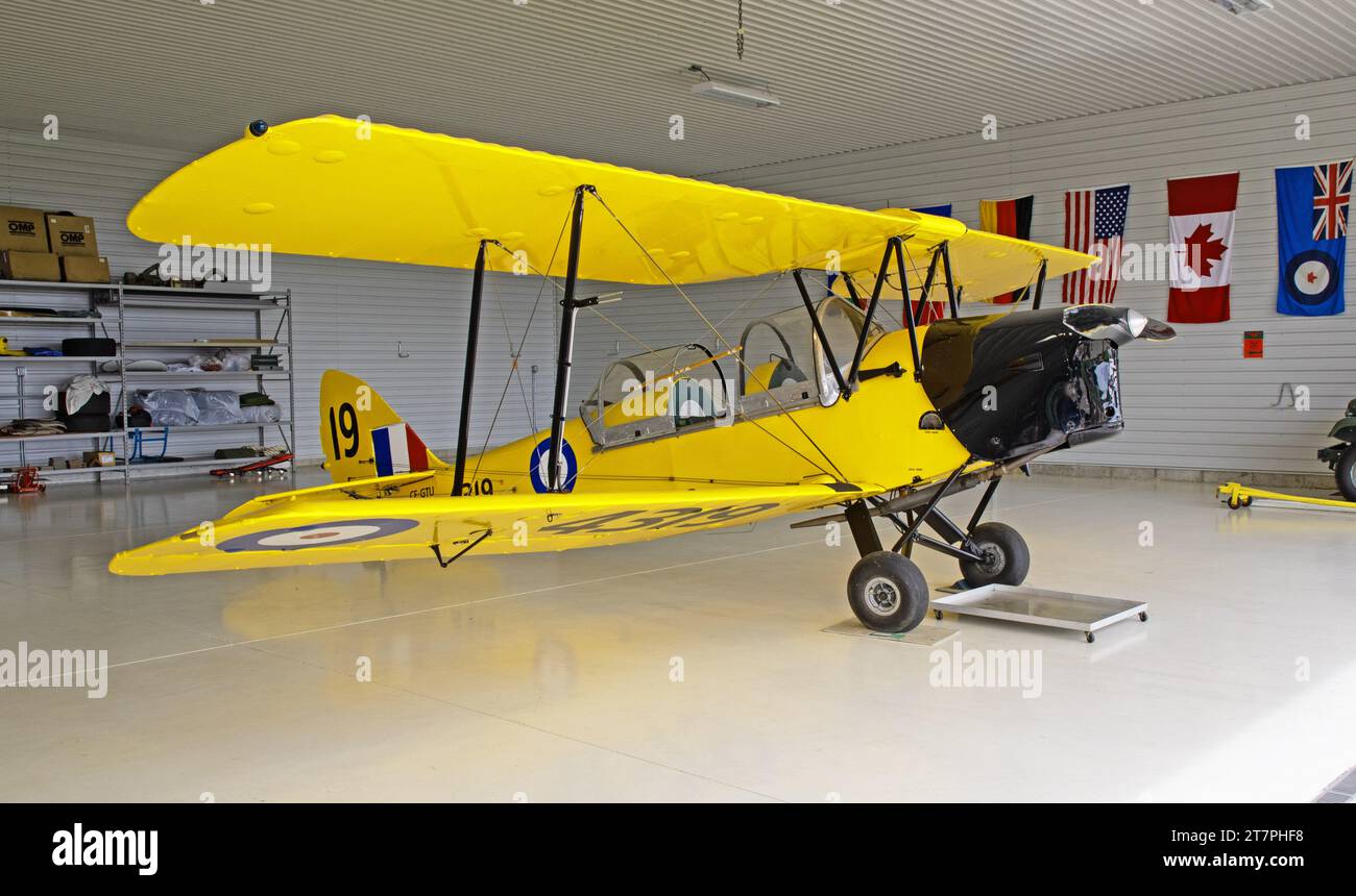 DeHavilland DH.82 Tiger Moth dans Hawkfield Hanger Banque D'Images