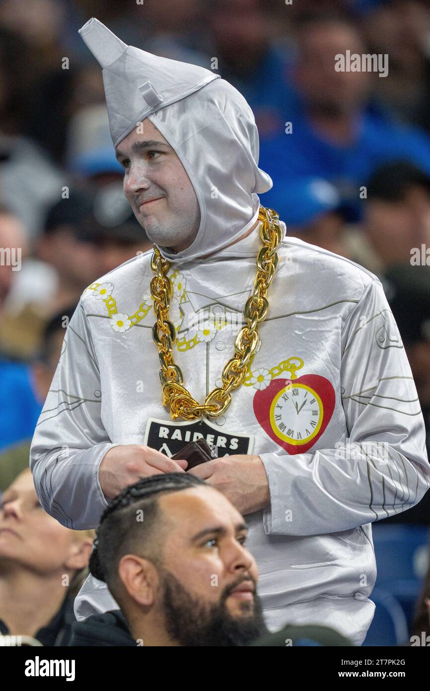 Detroit, MI, États-Unis : un fan des Raiders de Las Vegas déguisé en Tin man lors d'un match de la NFL contre les Lions de Detroit au Ford Field, le lundi 30 octobre 20 Banque D'Images