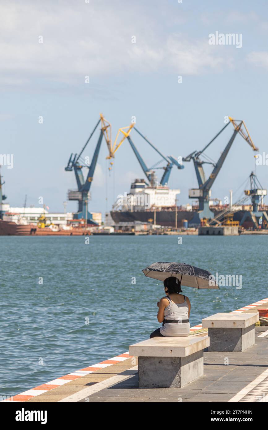 Port de Veracruz, Mexique, femme assise dans le port, hors saison, 2022 Banque D'Images