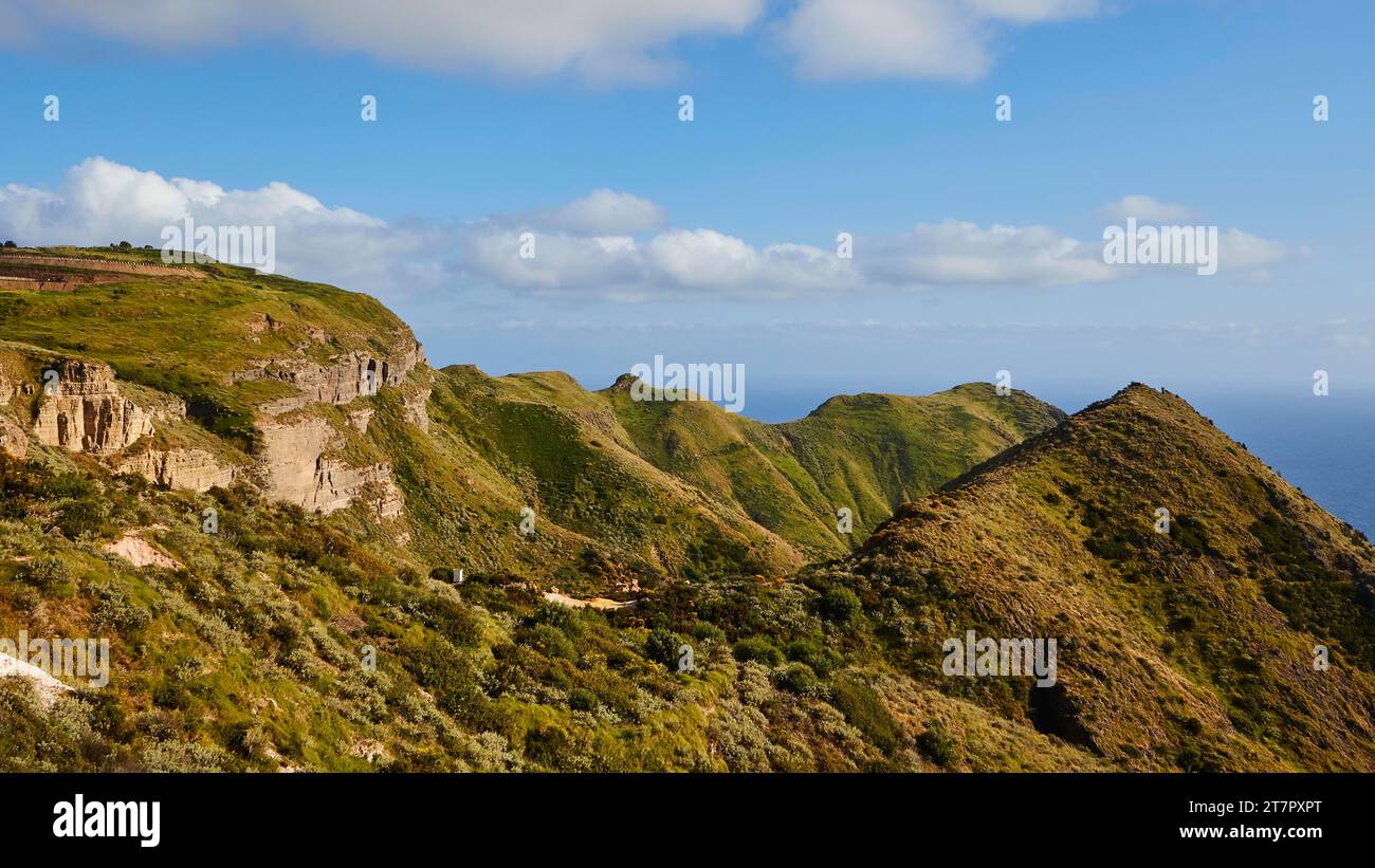 Faraglioni Rossi di Lipari, îlots rocheux, côte ouest, falaises vertes, Lipari, îles Lipari, îles éoliennes, Sicile, Italie Banque D'Images