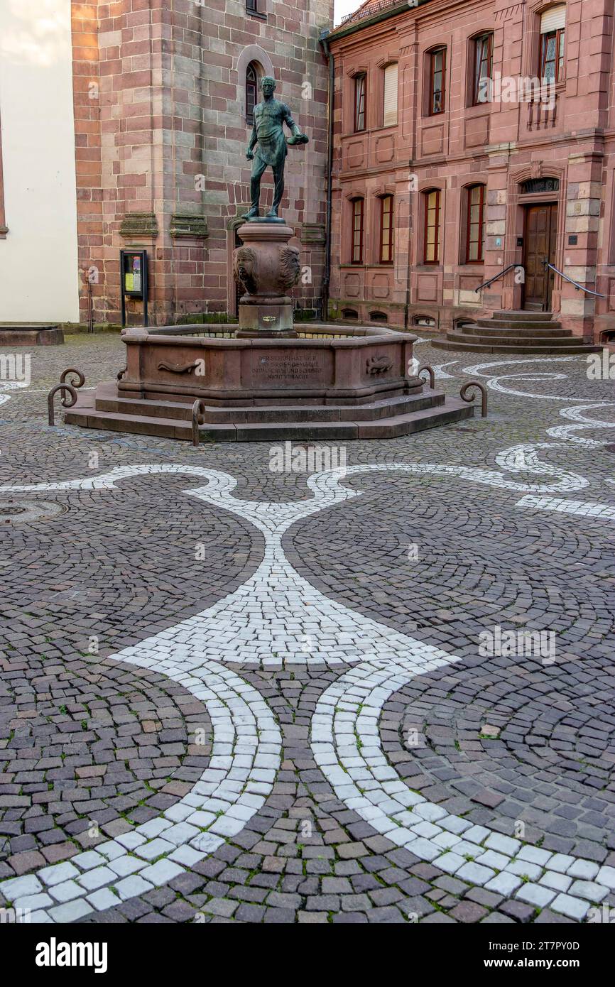 Fontaine Schuster-Joss dans la rue principale avec mosaïque de trottoir dans la zone piétonne, Pirmasens, Rhénanie-Palatinat, Allemagne Banque D'Images