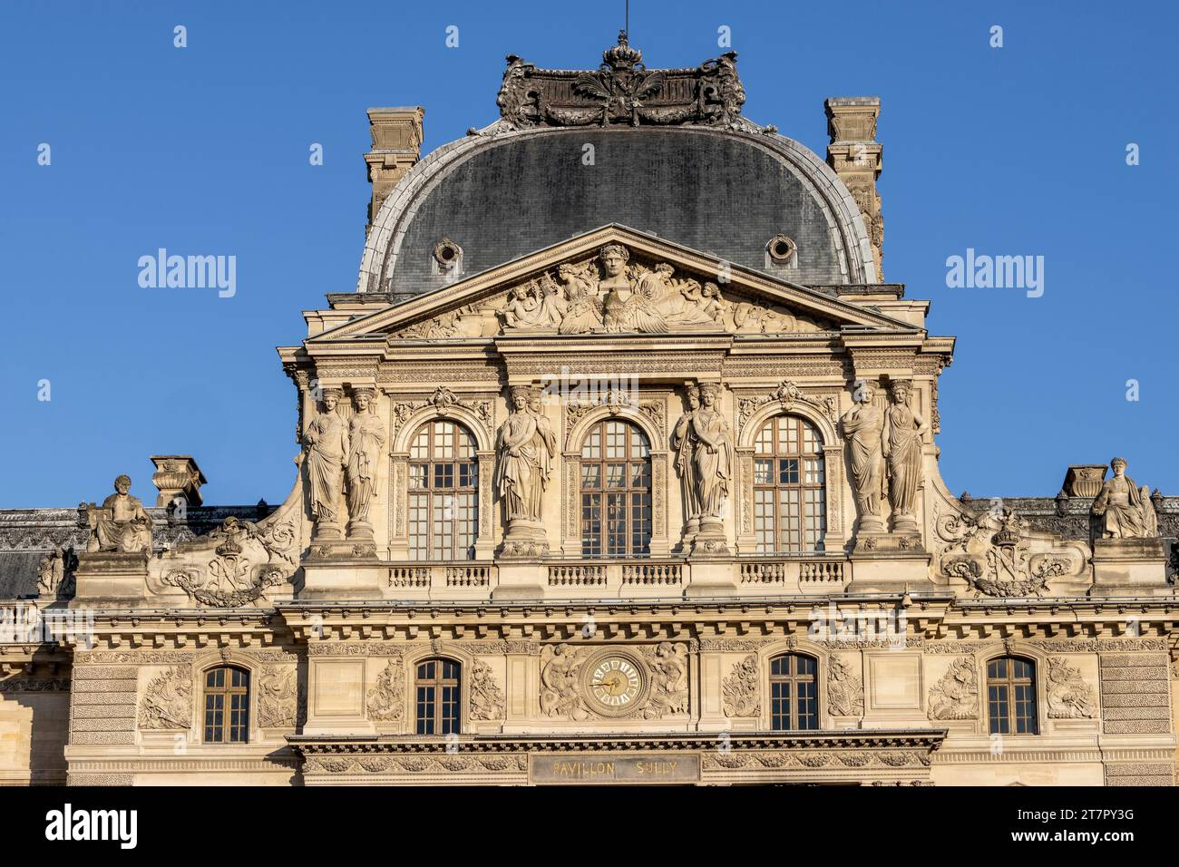 Détail de l'opulent bâtiment du Musée du Louvre avec sculptures sur le dessus, Paris, Ile-de-France, France Banque D'Images