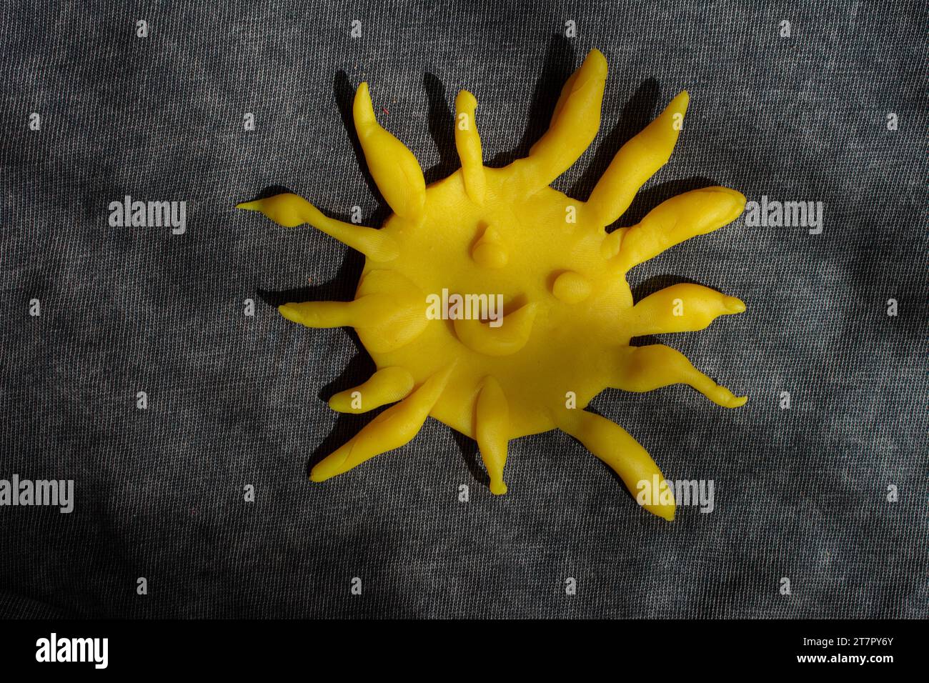 Le soleil jaune fait par la plasticine Banque D'Images