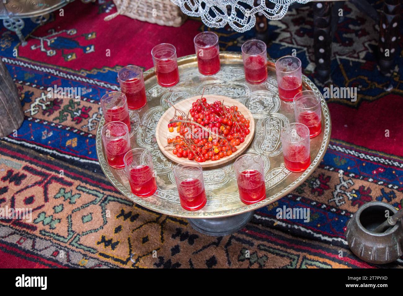 Jus de baies rouges fraîchement maison et un bol de baies rouges Banque D'Images