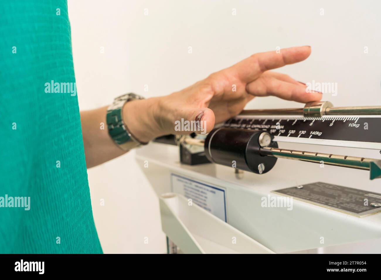 Gros plan d'une femme sur une balance dans le bureau d'un nutritionniste Banque D'Images