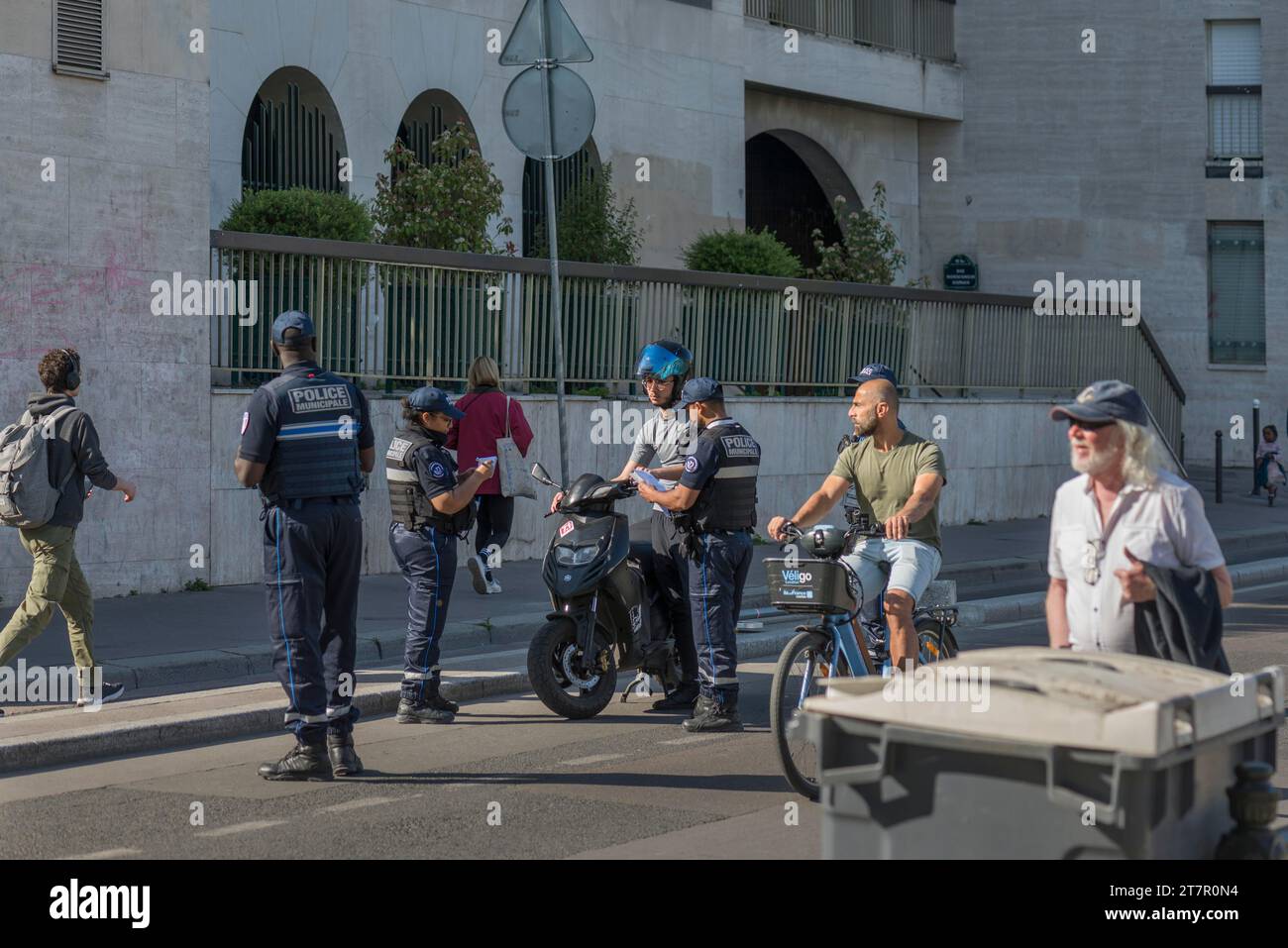 Contrôle de la circulation par des policiers français, Paris, France Banque D'Images