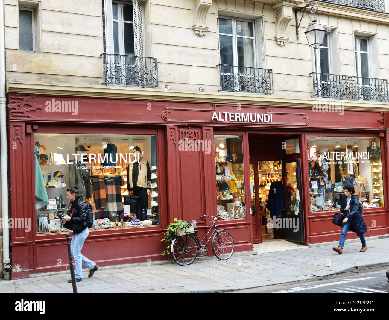 Boutique Altermundi rue pavée à Paris, France. Banque D'Images