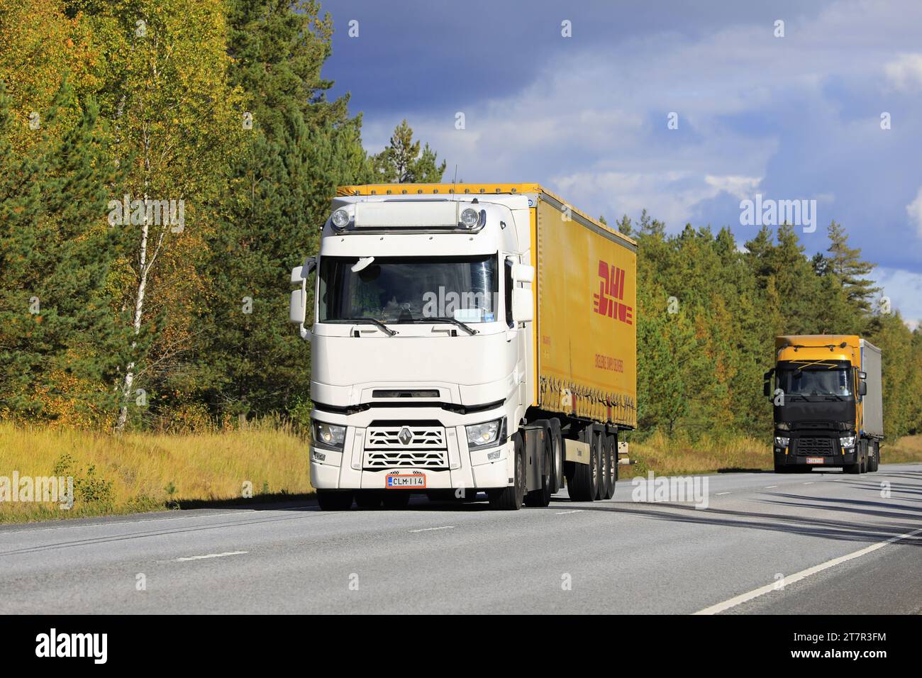 Les camions Renault Trucks T blancs et noirs tirent des semi-remorques le long de la route 25 un jour d'automne. Raasepori, Finlande. 23 septembre 2022 Banque D'Images