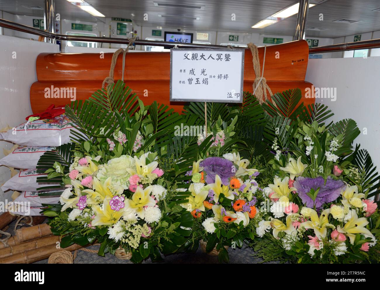 Un Coffin traditionnel se dirigeant vers des funérailles sur un ferry pour l'île de Lamma à Hong Kong. Banque D'Images