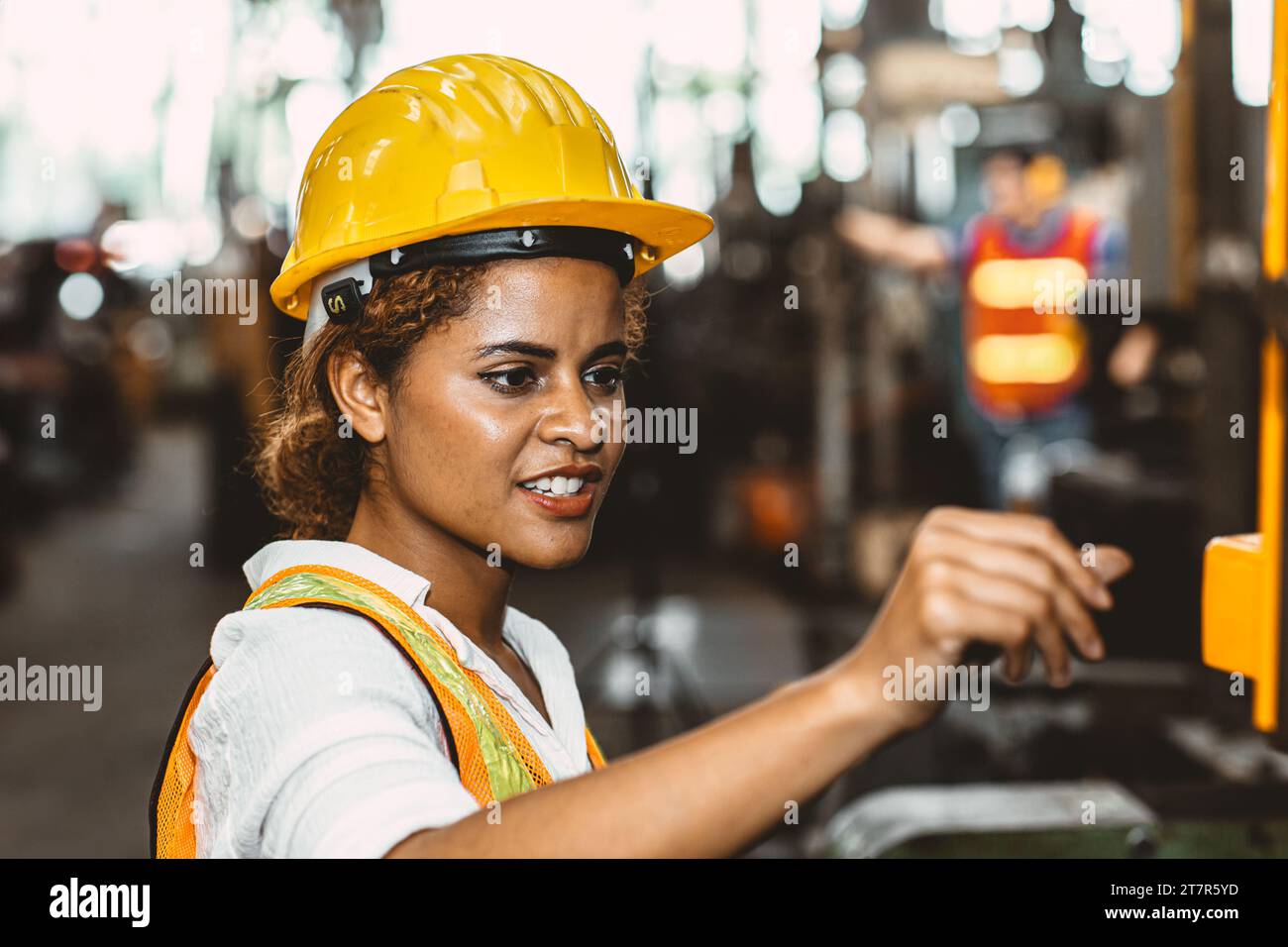 Ingénieur technicien de fraisage Africain femme ouvrière main compétence manuelle travaillant dans la machine de tour en métal de contrôle d'industrie lourde Banque D'Images