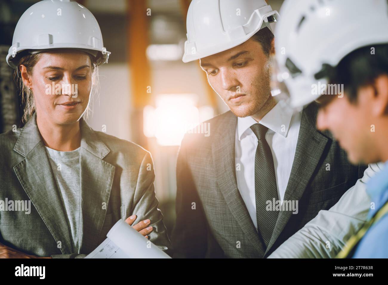 gros plan réunion de l'équipe d'investisseurs d'affaires avec l'ingénieur discussion brainstorming de la planification de projet sur le chantier de construction. Banque D'Images