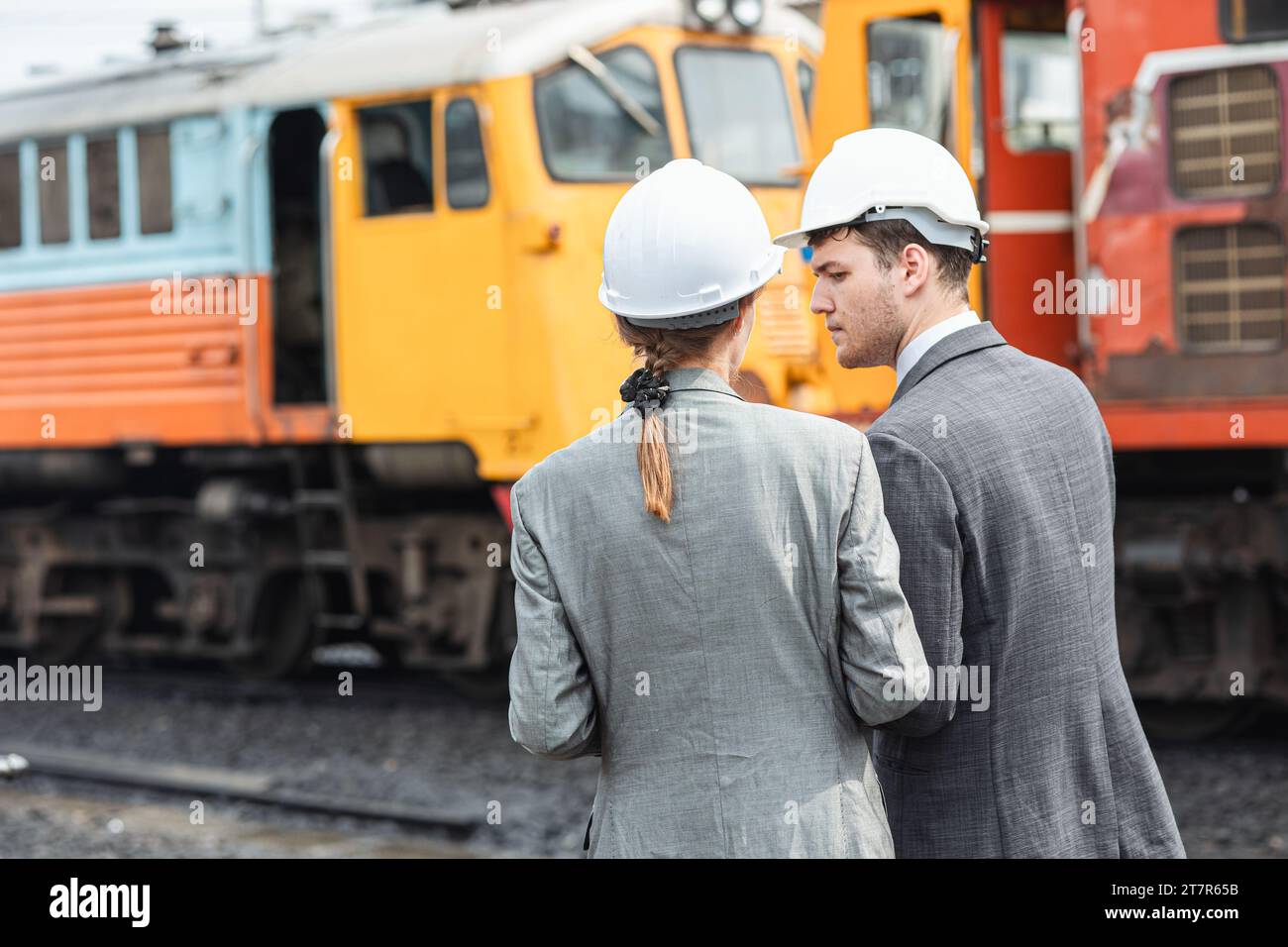 étude de travail de l'équipe d'ingénieurs d'investisseurs commerciaux sur le site extérieur de l'ancien dépôt de locomotives plan de triage diesel pour rénovation Banque D'Images