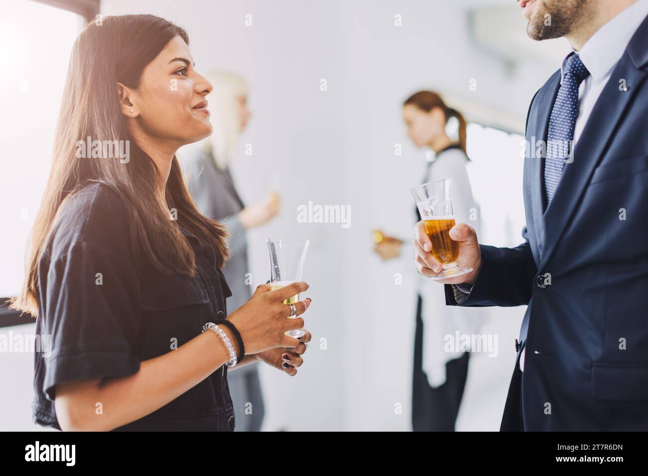 femme indienne réunion de fête de bureau d'affaires parlant avec le patron heureux souriant profiter de boire Banque D'Images